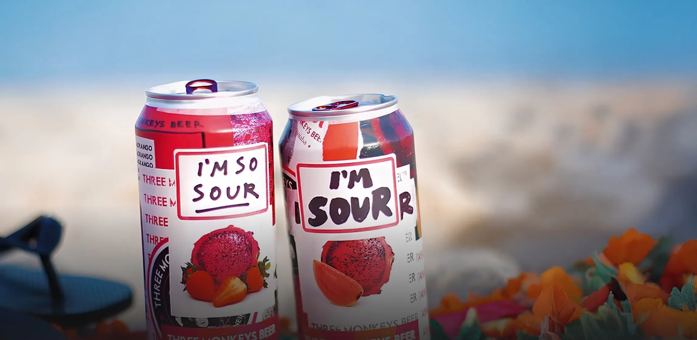 Latas I'm Sour na praia — Three Monkeys Beer